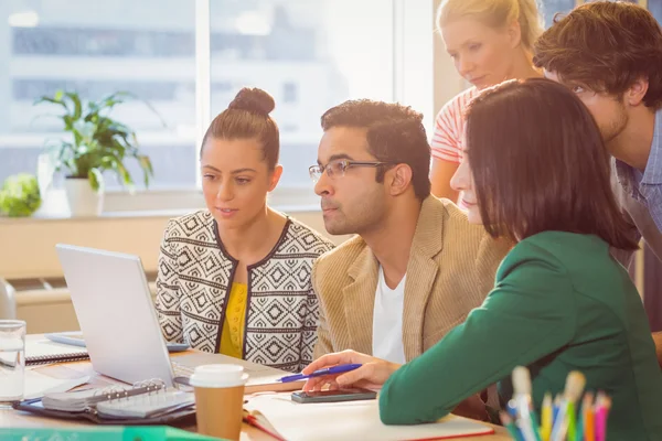 Kollegen mit Laptop im Büro — Stockfoto