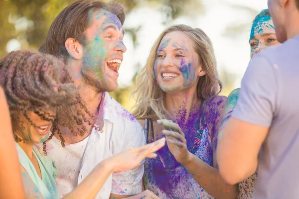 Amigos divirtiéndose con pintura en polvo — Foto de Stock