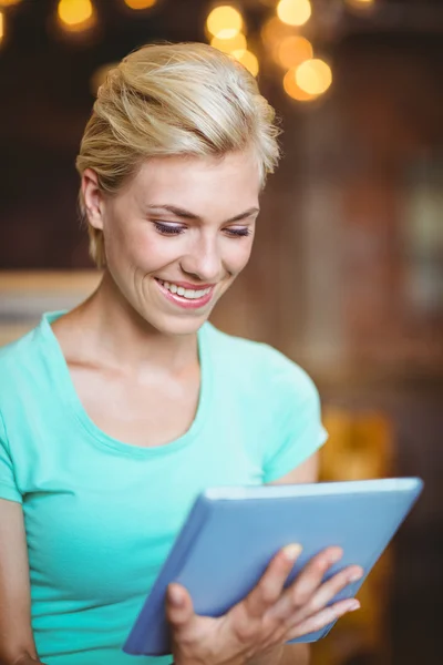 Красивая блондинка с планшетным компьютером — стоковое фото