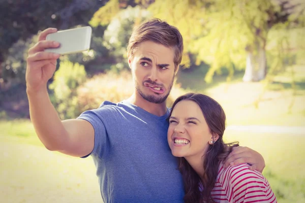 Pareja haciendo selfie en parque — Foto de Stock