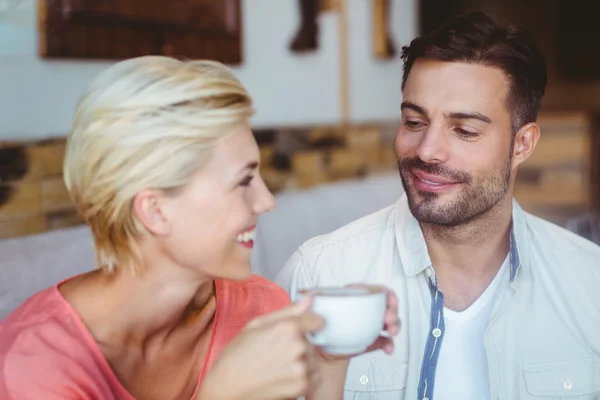 Paar nimmt eine Tasse Kaffee — Stockfoto