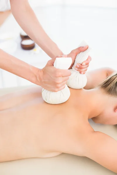 Blondin njuter av en växtbaserade komprimerar massage — Stockfoto