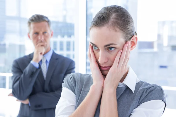 Geschäftsfrau mit den Händen im Gesicht — Stockfoto