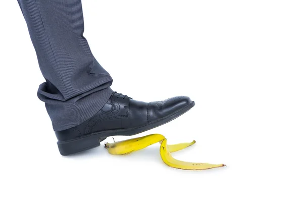 Человек ходит по банану — стоковое фото
