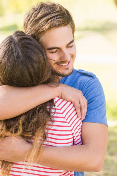 Leuk paar knuffelen in het park — Stockfoto