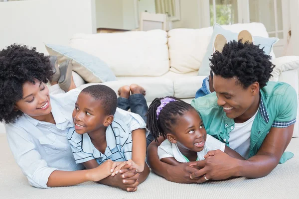 Famiglia felice sdraiata sul pavimento — Foto Stock