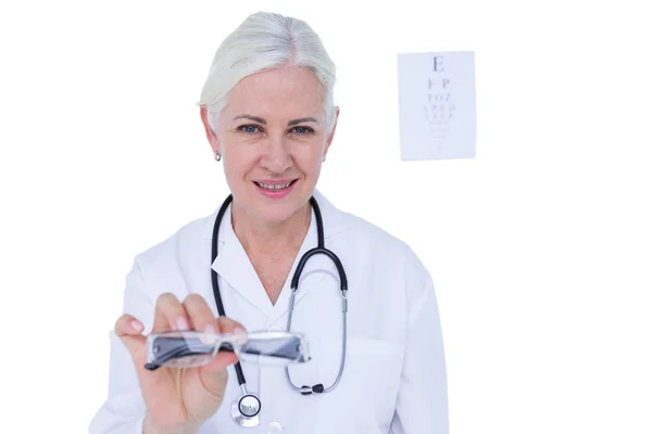 Médico sorridente com estetoscópio — Fotografia de Stock