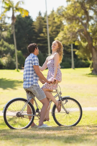 Jovem casal em passeio de bicicleta no parque — Fotografia de Stock