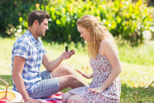 Jonge man willen vriendin — Stockfoto