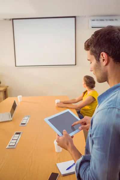 Equipo de negocios atento después de una presentación — Foto de Stock