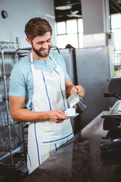 Trabajador feliz haciendo café —  Fotos de Stock
