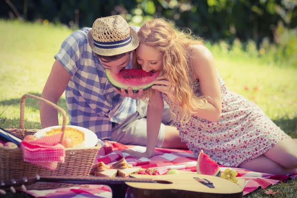 Koppel op picknick eten watermeloen — Stockfoto