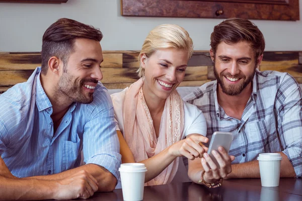 Equipo de negocios mirando el teléfono inteligente —  Fotos de Stock