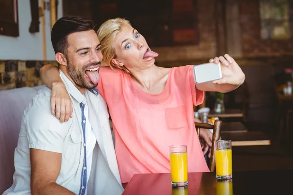 Çift selfie çekiyor. — Stok fotoğraf