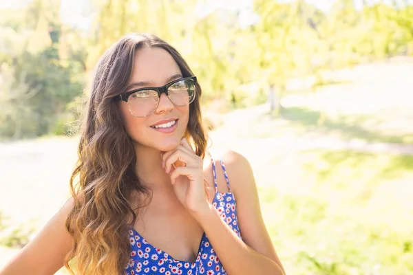 Jolie brune souriant à la caméra — Photo