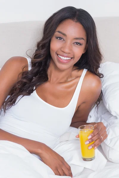 Avslappnad kvinna dricka apelsinjuice — Stockfoto