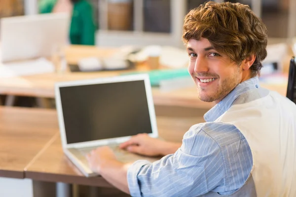 Hombre de negocios escribiendo en su computadora portátil — Foto de Stock