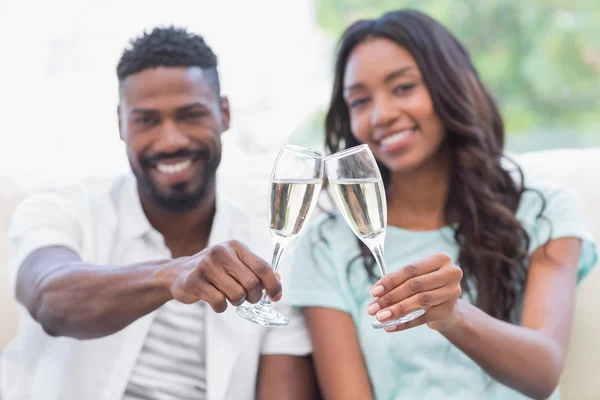 Par på soffan med champagne — Stockfoto