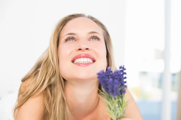 Blondine liegt auf Massagetisch — Stockfoto