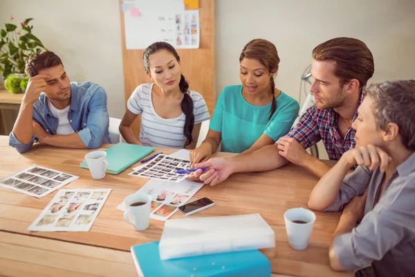 Seduti team di lavoro creativo che lavorano insieme — Foto Stock