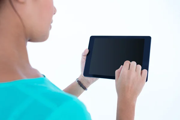 Casual brunett med hjälp av tablet PC — Stockfoto