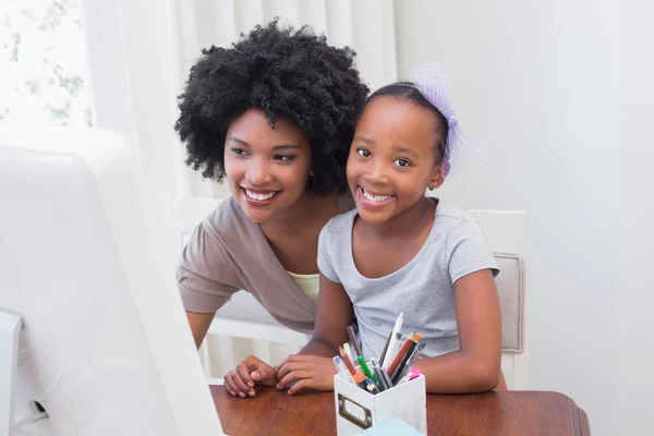 Met behulp van de computer en gelukkige familie — Stockfoto