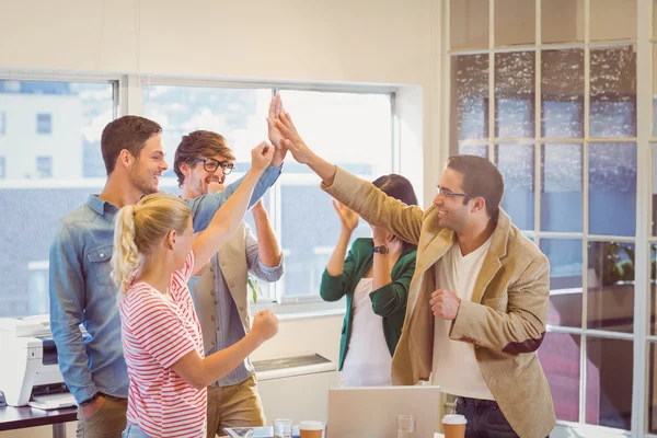 Gelukkig business team doen handen controles — Stockfoto