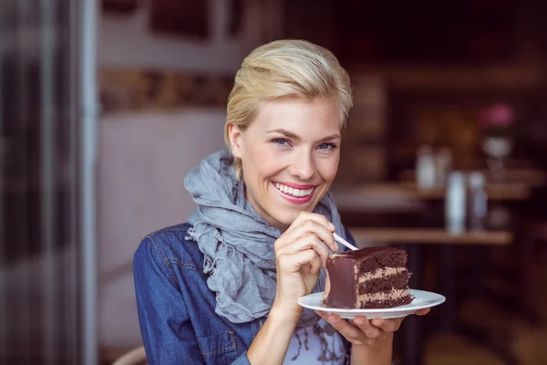 Rubia tomando un pedazo de pastel de chocolate —  Fotos de Stock