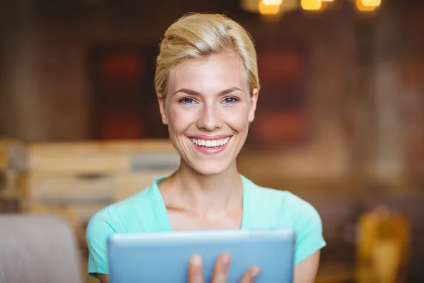 Hübsche Blondine nutzt Tablet-Computer — Stockfoto