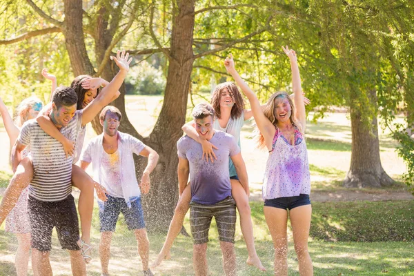 Giovani amici si divertono con il tubo nel parco — Foto Stock