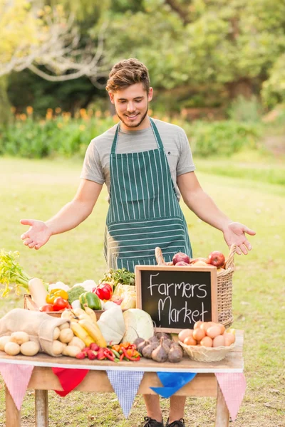 Csinos farmer állandó a bódé — Stock Fotó