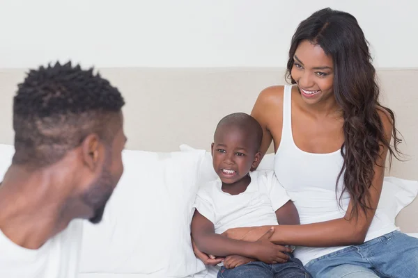 Familia feliz en la cama — Foto de Stock