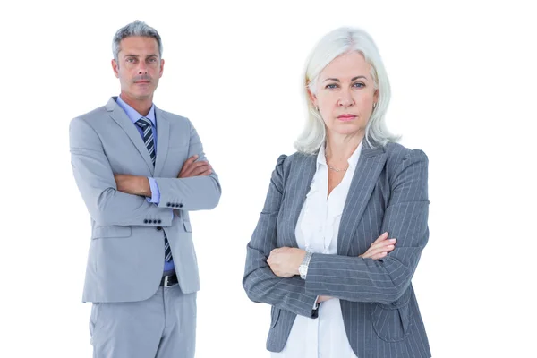 Geschäftsfrau und Mann mit verschränkten Armen — Stockfoto