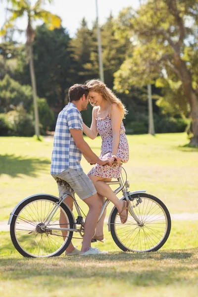 Parkta bisiklet süren genç bir çift. — Stok fotoğraf