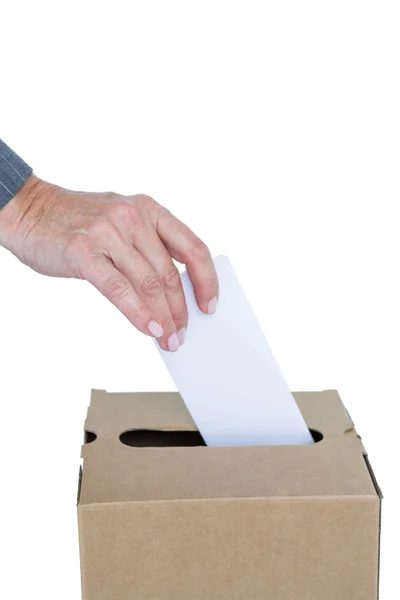 Geschäftsmann wirft Stimmzettel in Wahlurne — Stockfoto