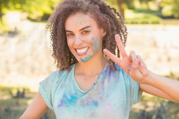 Jeune femme s'amuser avec de la peinture en poudre — Photo