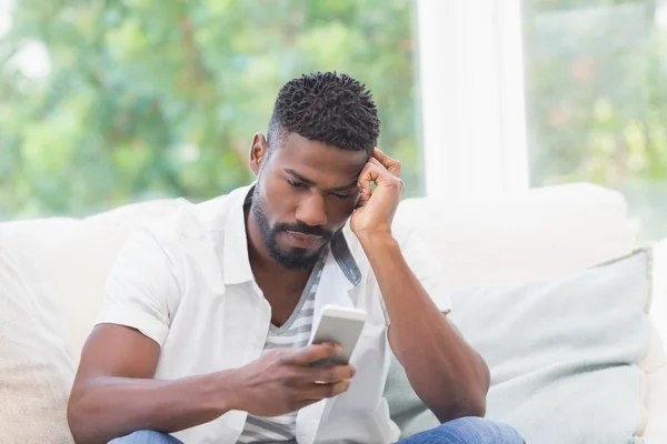 Uomo preoccupato guardando il suo telefono — Foto Stock