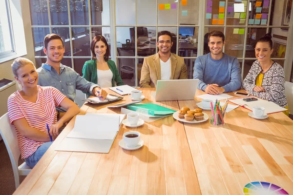 Kollegor med laptop på kontoret — Stockfoto