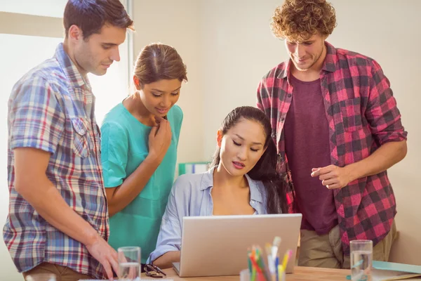 Equipe feliz olhando para o seu trabalho — Fotografia de Stock