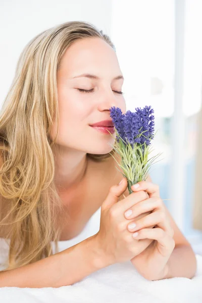 Blondin ligga på massagebänk — Stockfoto