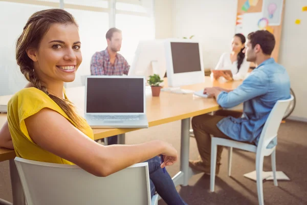 Sorrindo equipe de negócios trabalhando em laptops — Fotografia de Stock