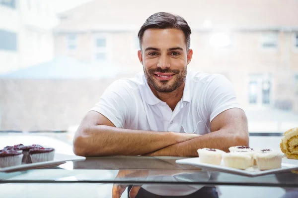 Smiling worker posing behind the counter — Stock Photo, Image