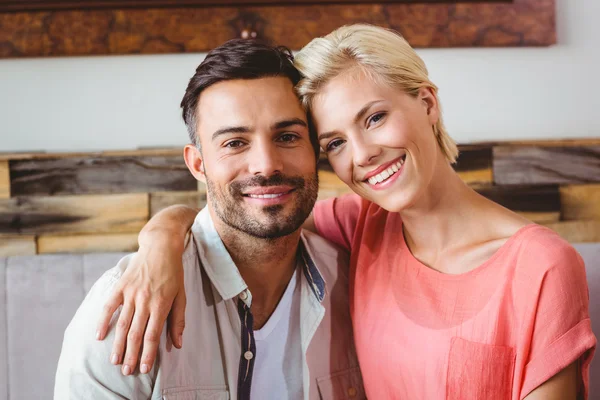 Casal feliz abraçando no sofá — Fotografia de Stock