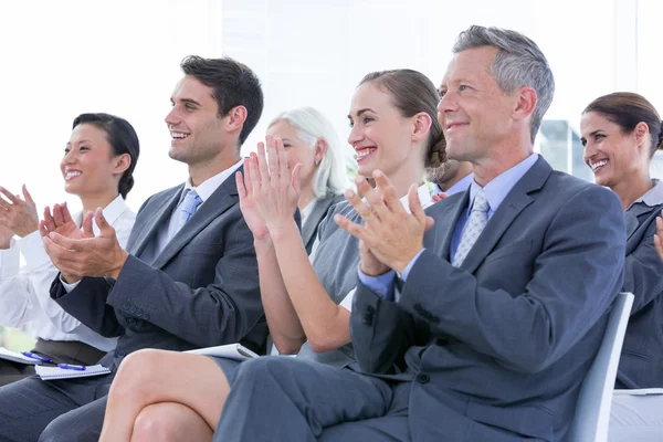 Equipe de negócios aplaudindo durante a conferência — Fotografia de Stock