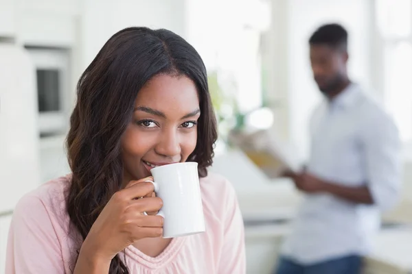 Vacker kvinna med fika — Stockfoto