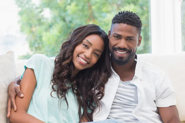 Pareja feliz en el sofá — Foto de Stock