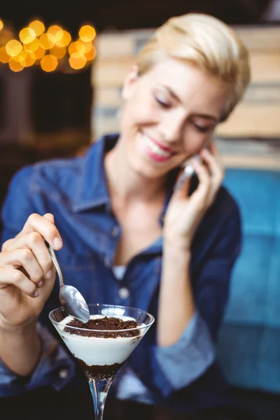 Blondynka jedzenie kremowy czekolady — Zdjęcie stockowe