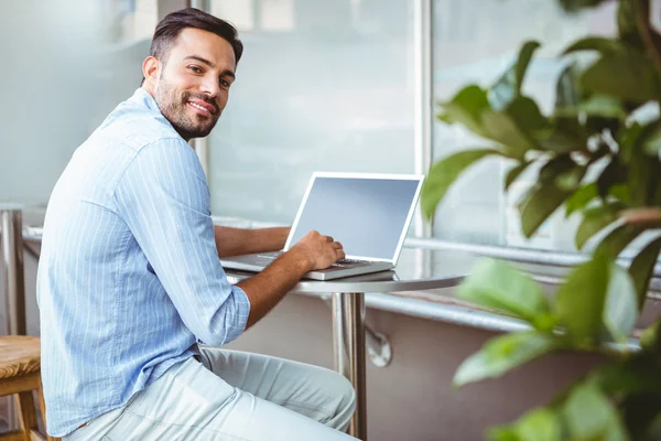 Lächelnder Geschäftsmann mit Laptop — Stockfoto