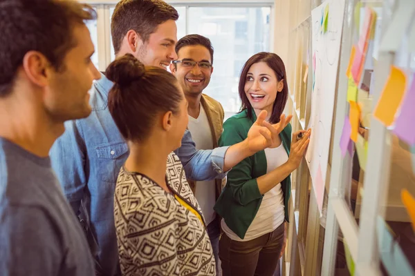 Glückliches Geschäftsteam bei einem Meeting — Stockfoto