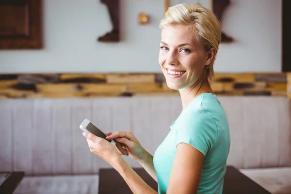 Frumusica blonda femeie using ei smartphone — Fotografie, imagine de stoc